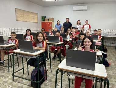 Educação avança com entrega de 50 notebooks para alunos da Rede Municipal